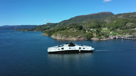 Barco-Moderno-Hidra-Cruzando-El-Mar-Desde-Hjelmeland---Nueva-Tecnología-Innovadora-Con-Cero-Emisiones---Hidrógeno-Líquido---Día-Soleado-Vista-Aérea-Del-Barco-De-Norled-Company-Noruega