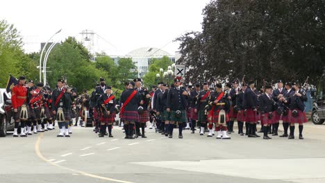 Formación-De-La-Banda-De-Gaitas-De-La-Policía-En-Uniforme-Durante-El-Funeral-Militar,-Toronto---Canadá