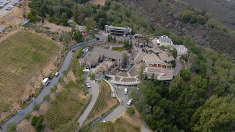 Vista-Aérea-De-Drones-Que-Se-Aleja-De-La-Bodega-De-Montaña,-En-Las-Tierras-Altas-De-Saratoga