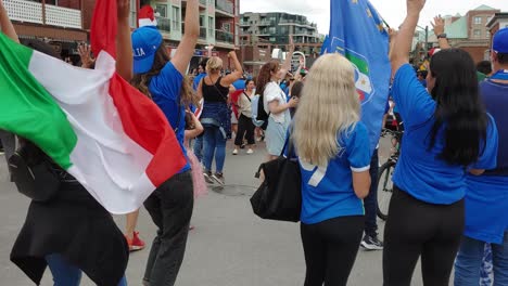 Die-Menschen-In-Kanada-Haben-Spaß-Daran,-Den-Sieg-Der-Italienischen-Mannschaft-Bei-Der-Europameisterschaft-2020-In-Britisch-Kolumbien,-Kanada,-Am-5.-September-2021-Zu-Feiern,-Indem-Sie-Tanzen