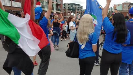 La-Gente-En-Canadá-Se-Divierte-Celebrando-Bailando-La-Victoria-Del-Equipo-Italiano-En-La-Eurocopa-2020,-Columbia-Británica,-Canadá,-5-De-Septiembre-De-2021