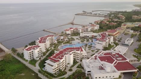 Antena---Un-Hotel-Y-Sus-Piscinas-En-Cancún,-México,-Toma-Bajada