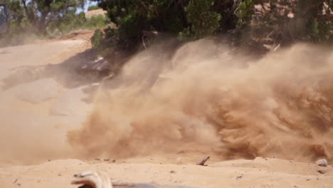 Motocross-Moto-De-Tierra-Gira-En-Slo-Mo,-Enviando-Arena-Volando