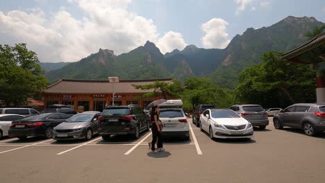 Estacionamiento-De-Autos-Cerca-De-La-Cafetería-Con-Vistas-Panorámicas-A-La-Montaña-En-El-Parque-Nacional-De-Seoraksan-En-Gangwon-do,-Corea-Del-Sur