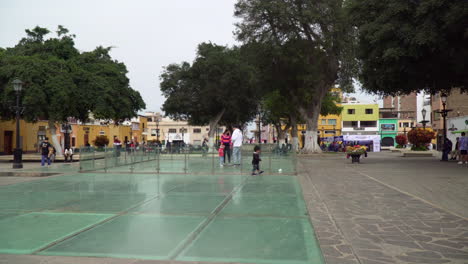 Turistas-De-Vacaciones-Y-Un-Niño-Pequeño-Caminando-Por-El-Centro-De-El-Recreo-Plaza,-Trujillo,-La-Libertad,-Perú