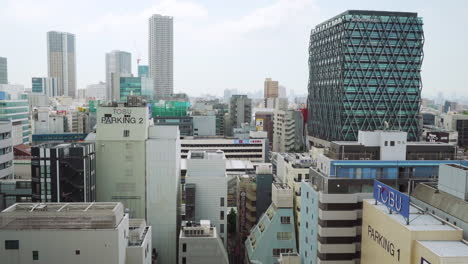 Edificios-Modernos-Y-Antiguos-En-Ikebukuro,-Dentro-Del-área-De-La-Ciudad-De-Toshima-En-Tokio,-Japón