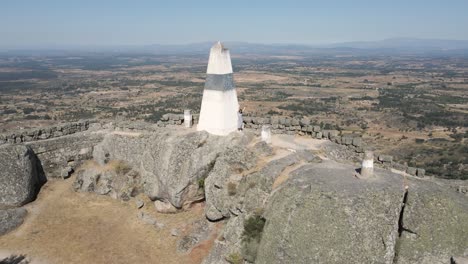 Frau-Auf-Megalithbefestigung-Der-Burg-Monsanto-Grüßt-Drohne,-Portugal