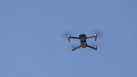 Aufnahmen-Der-Drohne-DJI-Mavic-Während-Der-Aufnahme-Vor-Blauem-Himmel-Im-Hintergrund,-Denpasar,-Bali,-Indonesien-Am-08.-Oktober-2021