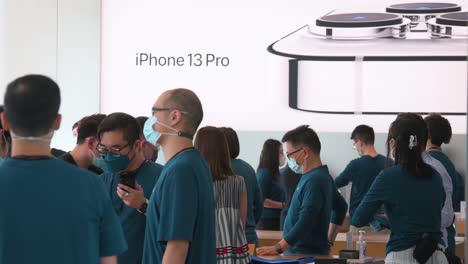 Während-Des-Markteinführungstages-Der-Neuen-Smartphones-Der-IPhone-13-Serie-In-Hongkong-Werden-Kunden-Beim-Kauf-Von-Produkten-Der-Marke-Apple-In-Einem-Apple-Store-Gesehen