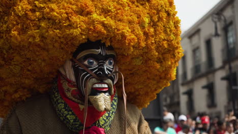 Traje-Tradicional-Mexicano-Y-Máscara-Con-Flores-Usadas-En-El-Desfile-Del-Día-De-Los-Muertos-En-La-Ciudad-De-México