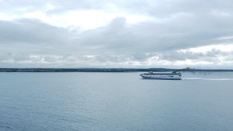 Irische-Fähren,-Passagiertransportschiff,-Reise-über-Die-Irische-See,-Abfahrt-Von-Holyhead-Nach-Dublin,-Luftaufnahme