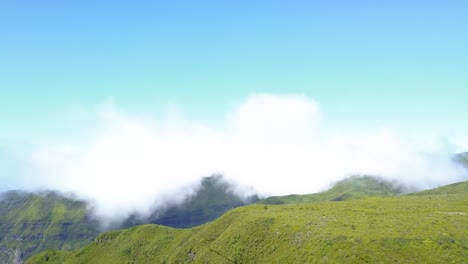 Flauschige-Weiße-Wolken-über-Dem-Gipfel-Des-Grünen-Berges-Von-Der-Levada-Do-Alecrim-In-Rabacal,-Madeira,-Portugal