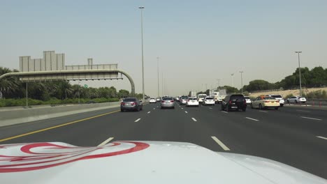 Pov-Conducción-Lenta-A-Lo-Largo-De-La-Concurrida-Autopista-D72-De-Dubai