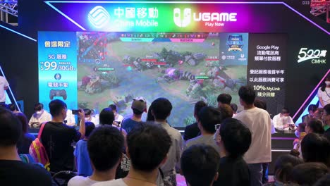 Una-Multitud-Ve-Un-Juego-De-Transmisión-En-Vivo-Jugado-Durante-El-Evento-De-Exhibición-Anicom-And-Games-Acghk-En-Hong-Kong