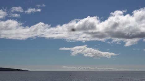 Sie-Können-Markante-Wolken-Am-Himmel-Unter-Einem-Ruhigen-Meer-Sehen