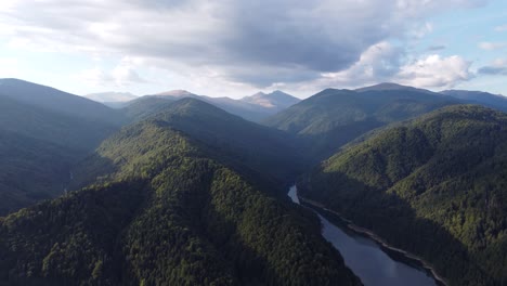 Cinematic-aerial-shot-of-the-Southern-Carpathians-mountain-range-in-Romania