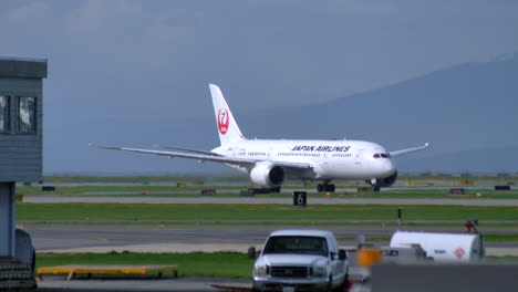 Japan-Airlines-Boeing-787-Dreamliner-De-Rodadura-En-El-Aeropuerto-De-Vancouver