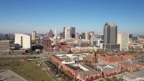 Columbus,-Ohio-skyline-drone-video-movement-down-with-freeway