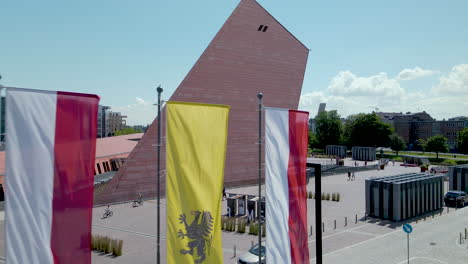 Das-Gebäude-Des-Museums-Des-Zweiten-Weltkriegs-In-Danzig,-Polen---Drohnenaufnahme-Aus-Der-Luft