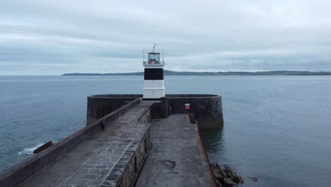 Holyhead-Wellenbrecher-Leuchtturm-Längste-Konkrete-Küste-Meeresschutz-Wahrzeichen-Luftaufnahme-Niedrige-Rückwärtsfahrt