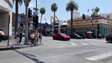 Hollywood-Boulevard-Zebrastreifen-In-Der-Nähe-Von-McDonalds-Und-Ripley&#39;s,-Ob-Sie-Es-Glauben-Oder-Nicht,-Mit-Fußgängern,-Die-Darauf-Warten,-Den-Zebrastreifen-Zu-überqueren,-Während-Autos-Vorbeifahren-Und-Abbiegen