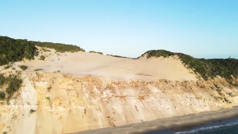 Los-Siempre-Cambiantes-Acantilados-Erosionados-Del-Golpe-De-Arena-De-Carlos-En-Rainbow-Beach,-Queensland,-Australia