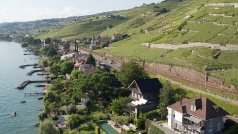Luftaufnahmen-Von-Wunderschönen-Häusern-Am-Seeufer-In-Der-Nähe-Des-Genfersees,-Schweiz