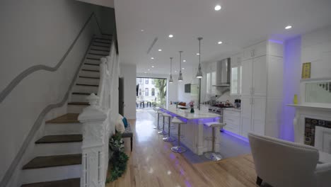 Erstaunliches-Offenes-Wohndesign-Eines-Luxuriösen-Weißen-Wohnhauses-In-Brooklyn