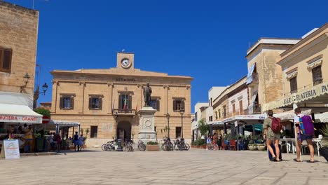 Vista-única-En-ángulo-Bajo-Del-Ayuntamiento-En-La-Plaza-Piazza-Europa-En-La-Isla-Favignana-En-Sicilia