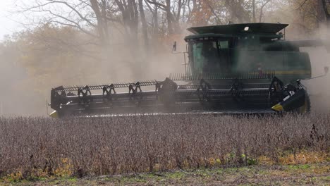 John-Deere-9650-STS-Combine-with-soybean-head-maneuvering-to-get-better-alignment-with-the-crop-row