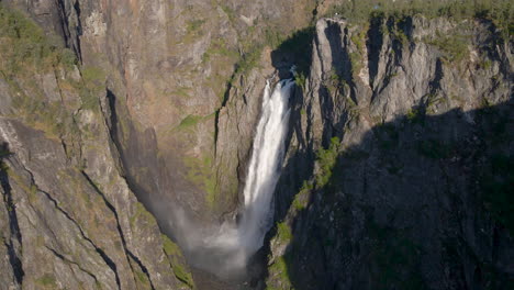 Drone-shot-orbiting-Voringfossen-waterfall-in-Hardangervidda,-Norway