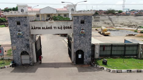 Vista-Aérea-De-La-Puerta-De-Entrada-Al-Palacio-Aafin-Alake-En-Abeokuta,-Nigeria