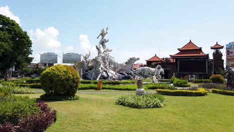 Berühmte-Pferde-Bali-Statue-Des-Internationalen-Flughafens-Ngurah-Rai-Tagsüber-Mit-Springbrunnen-Grünpark