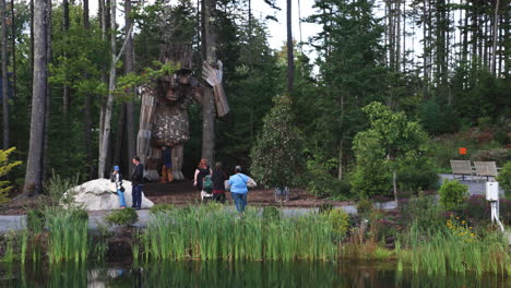 La-Familia-Disfruta-De-Las-Esculturas-De-Trolls-Gigantes-En-Los-Jardines-Botánicos-Costeros-De-Maine
