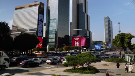 Verkehr-Am-Bahnhof-Samseong-Und-Menschenmenge-Mit-Hohen-Coex-Türmen,-Städtische-Skyline-Von-Seoul-–-Statischer-Zeitraffer