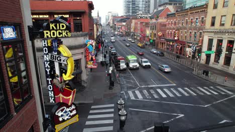 Honky-Tonks-Auf-Der-Lower-Broadway-Street-In-Nashville,-Tennessee.-Antenne