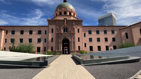 Altes-Gerichtsgebäude-Des-Bezirks-Pima-Mit-Neuen-Brunnen-Zum-Gedenken-An-Die-Umarmung,-Die-An-Die-Massenerschießung-Von-Tucson-Erinnern