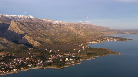 Ciudad-Costera-Y-Vista-Aérea-De-La-Montaña-Velebit,-Región-De-Dalmacia-De-Croacia---Disparo-De-Drones