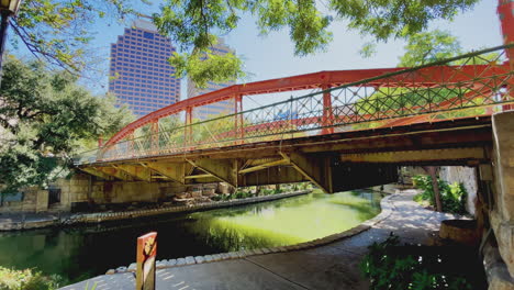 Die-Augusta-Street-Bridge-In-San-Antonio,-Die-über-Den-San-Antonio-River-Führt