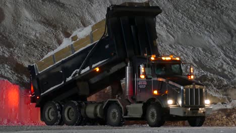 Camión-Volquete-Ocupado-Descargando-En-Volcado-De-Nieve-En-Montreal,-Canadá,-Ayudando-A-La-Remoción-De-Nieve