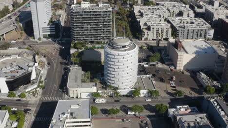 Eine-Luftaufnahme-Des-Capitol-Records-Gebäudes-In-Hollywood,-Kalifornien,-Mit-Der-Umgebenden-Architektur-Und-Dem-Freeway-101-Im-Hintergrund