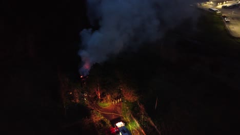 Antena-Del-Incendio-De-Una-Casa-En-Abbotsford,-Columbia-Británica,-Canadá-El-26-11-2021