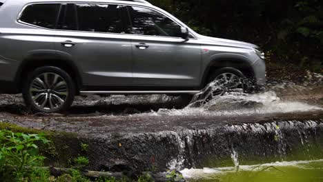 standard-gray-suv-in-the-mountain-crossing-small-river