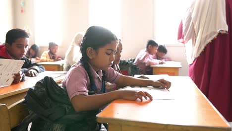 Junges-Schulmädchen-Liest-Am-Schreibtisch-Im-Klassenzimmer-In-Pakistan