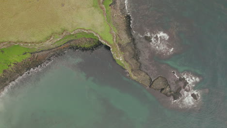 Blick-Aus-Der-Vogelperspektive-Auf-Einen-Felsigen-Punkt-An-Der-Küste-Der-Schmutzigen-Insel,-Polarkreis