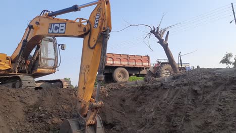 Auf-Der-Baustelle-Steht-Ein-LKW,-Der-Von-Einer-Baggerschaufel-Mit-Kies-Beladen-Wird