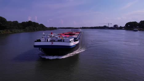 Luftparallaxe-über-Dem-Bug-Des-Comienzo-Frachtschiffs-Entlang-Der-Oude-Maas