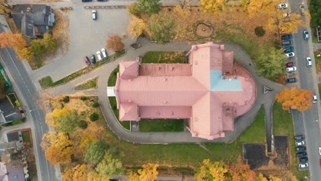 Luftaufnahme:-Höhenaufnahme-Einer-Kirche-Im-Vorort-Zverynas-In-Vilnius-Im-Herbst-Von-Oben