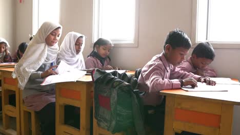 Junge-Muslimische-Kinder-Lesen-Am-Schreibtisch-Im-Klassenzimmer-In-Pakistan