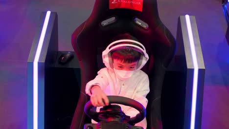 Ein-Junger-Besucher-Spielt-Während-Der-Internationalen-Automobilausstellung-In-Hongkong-Ein-Thematisches-Rennvideospiel